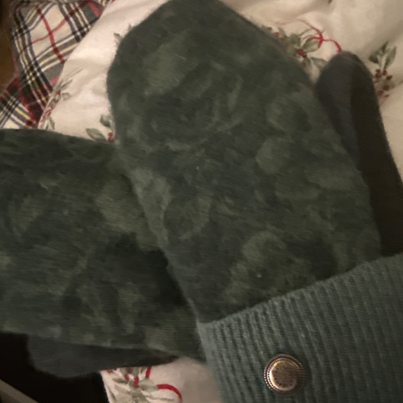 Green winter rose super warm and cuddly mittens never worn - Picture 7 of 7